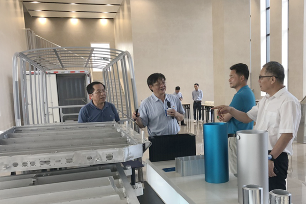 自治區(qū)政府參事潘峰赴中小擔(dān)保意向合作企業(yè)客戶(hù)——南南鋁業(yè)調(diào)研