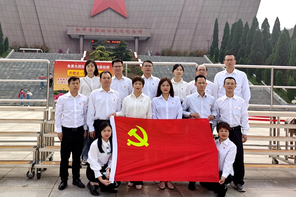 圖為參觀湘江戰(zhàn)役紀念館集體照_副本600 圖為參觀湘江戰(zhàn)役紀念館集體照_副本600