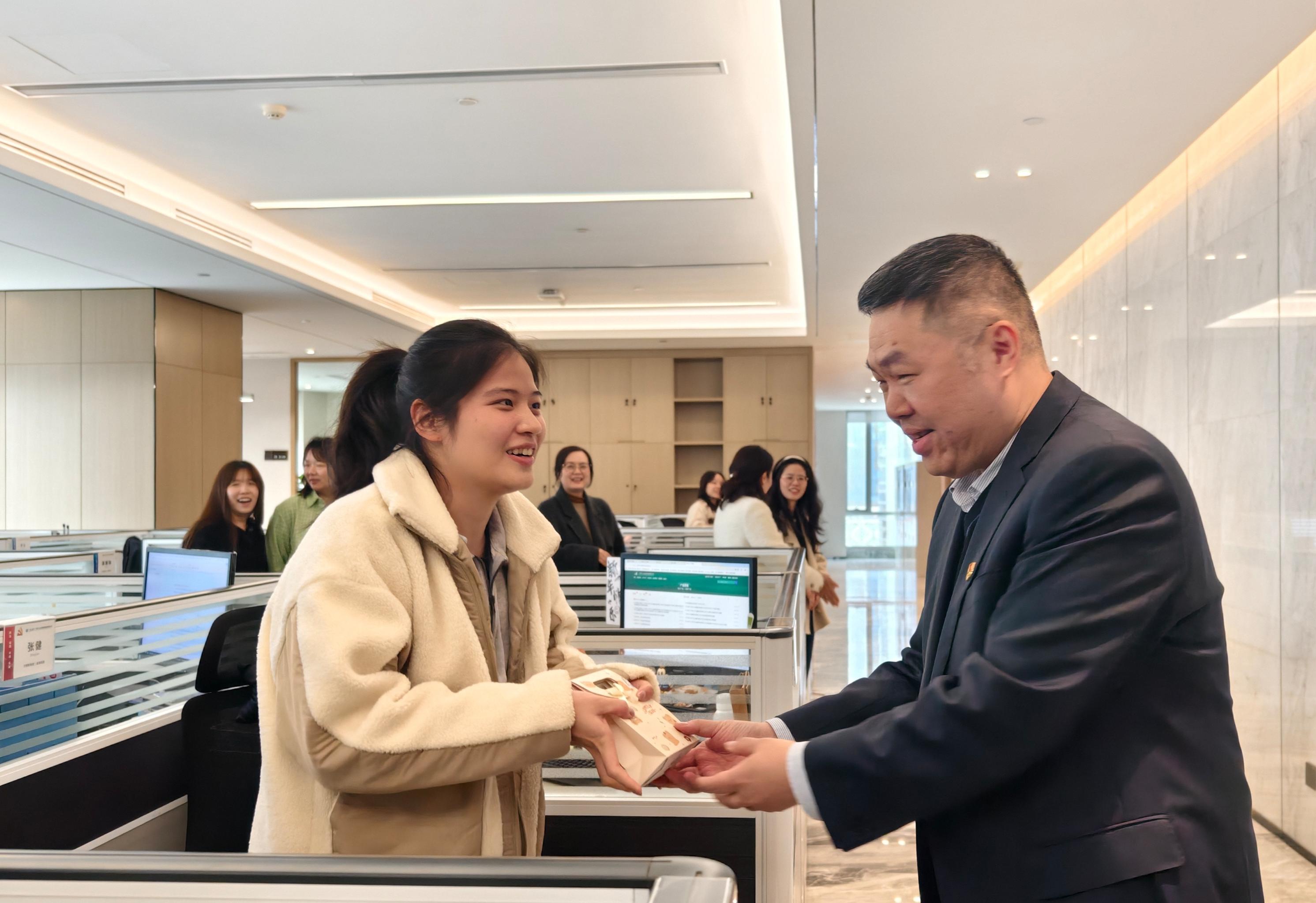 派發(fā)禮物照片2 派發(fā)禮物照片2